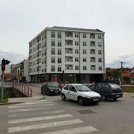 アパート Tvoj ビイェリナ